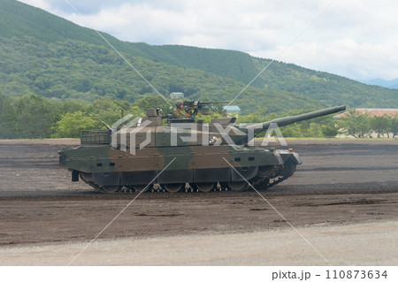 走行する陸上自衛隊10式戦車の側面 走行する陸上自衛隊10式戦車の側面 110873634