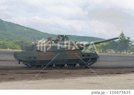 走行する陸上自衛隊10式戦車の側面 110873635