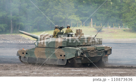 走行する陸上自衛隊10式戦車 110873636