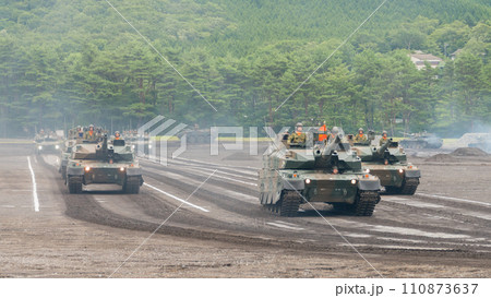 陸上自衛隊10式戦車のパレード 110873637