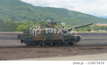 走行する陸上自衛隊10式戦車の側面 110873639