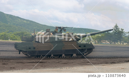 走行する陸上自衛隊10式戦車の側面 走行する陸上自衛隊10式戦車の側面 110873640