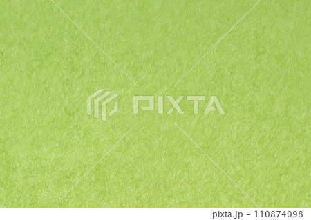 和紙の背景素材（黄緑色・無地） 110874098