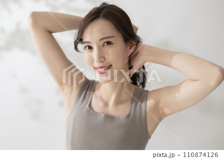 脇ケア・脱毛・美肌の女性イメージ 110874126