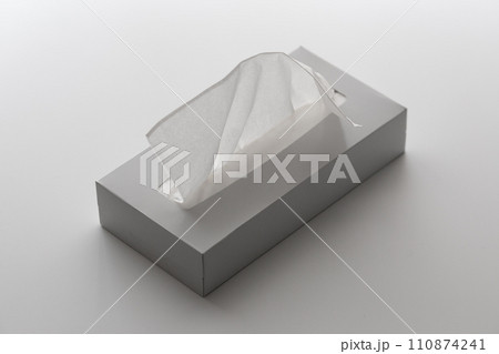 斜めから見たシンプルなボックスティシュ 110874241