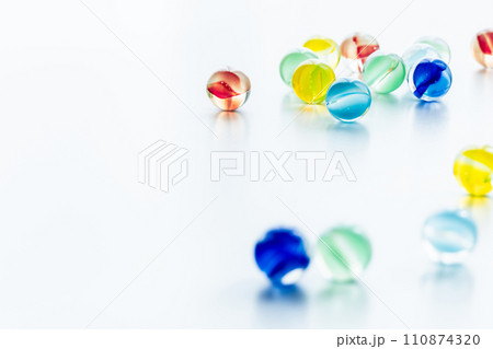 ビー玉の背景素材 白バック ビー玉の背景素材 白バック 110874320