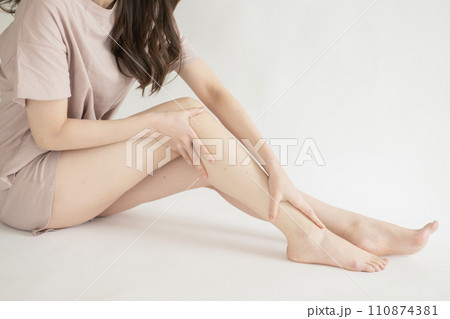 美脚・ダイエットイメージ・リラックスする女性 美脚・ダイエットイメージ・リラックスする女性 110874381