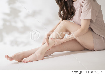 美脚・ダイエットイメージ・リラックスする女性　 110874383