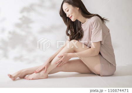 美脚・ダイエットイメージ・リラックスする女性　 110874471
