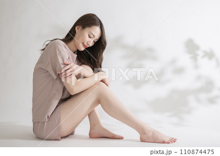 美脚・ダイエットイメージ・リラックスする女性　 110874475