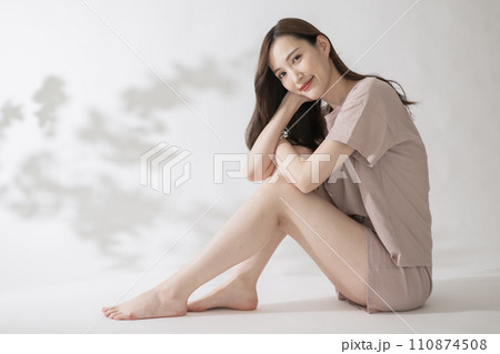 美脚・ダイエットイメージ・リラックスする女性　 110874508