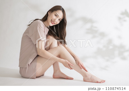 美脚・ダイエットイメージ・リラックスする女性　 110874514