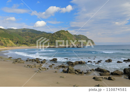 多くのサーファーが訪れる宮崎恋ヶ浦の海の景色 110874581