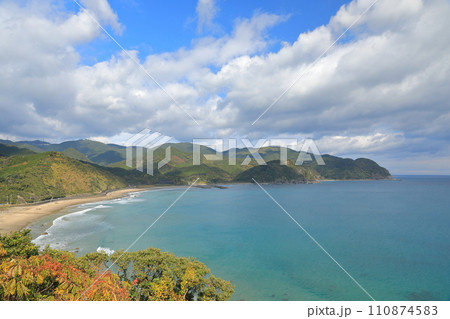 展望所から見下ろした宮崎恋ヶ浦の美しい海の景色 110874583