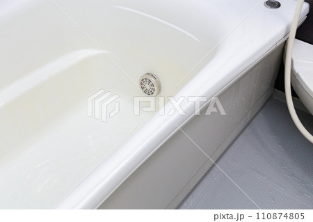 お湯の張っていないお風呂のバスタブ 110874805