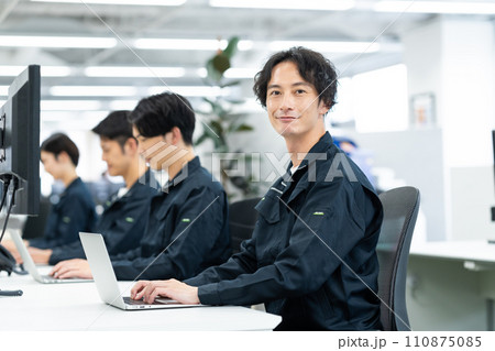 オフィスで働くエンジニア オフィスで働くエンジニア 110875085