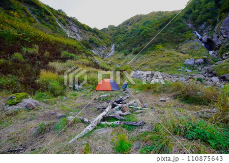 カムイエクウチカウシ山の三股に張られたテント カムイエクウチカウシ山の三股に張られたテント 110875643