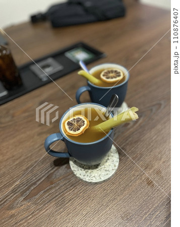 Hot lemongrass orange on the wooden table 110876407