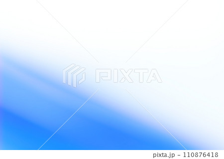 白背景にブルー系(寒色系)の抽象的背景素材 110876418
