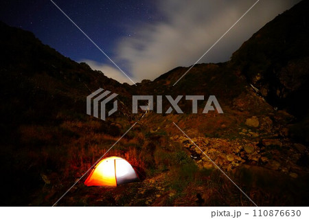 夜のカムイエクウチカウシ山の三股に張られたテントと星空 夜のカムイエクウチカウシ山の三股に張られたテントと星空 110876630