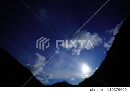 カムイエクウチカウシ山の三股からの月と星空 110876666