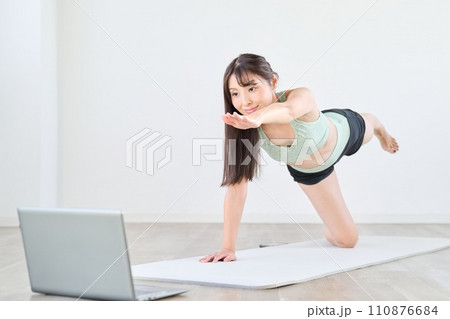 パソコンを見ながらオンライントレーニングをする女性 110876684