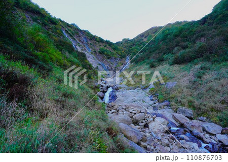カムイエクウチカウシ山の三股からの八ノ沢の滝 110876703