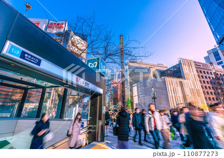 日本の東京都市景観 1月・銀座駅。コロナ禍前の賑わい…光と影…マ不要…=令和6年1月14日 日本の東京都市景観 1月・銀座駅。コロナ禍前の賑わい…光と影…マ不要…=令和6年1月14日 110877273