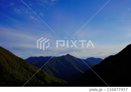 カムイエクウチカウシ山の登山道からの中岳 110877457