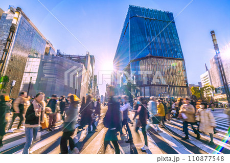 日本の東京都市景観 1月・銀座・数寄屋橋。コロナ禍前の賑わい…光と影…希望の光…＝令和6年1月14日 110877548