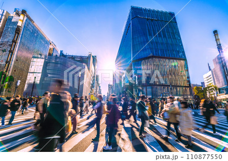 日本の東京都市景観 1月・銀座・数寄屋橋。コロナ禍前の賑わい…光と影…希望の光…＝令和6年1月14日 110877550