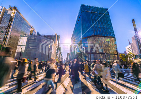 日本の東京都市景観 1月・銀座・数寄屋橋。コロナ禍前の賑わい…光と影…希望の光…＝令和6年1月14日 110877551