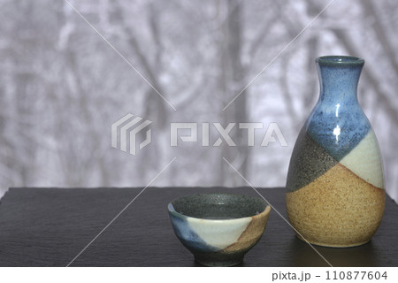 徳利とお猪口で雪見酒 徳利とお猪口で雪見酒 110877604