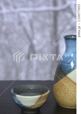 徳利とお猪口で雪見酒 徳利とお猪口で雪見酒 110877605