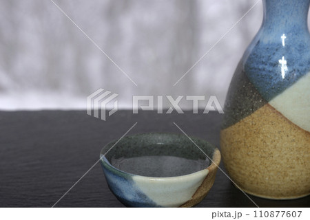 徳利とお猪口で雪見酒 徳利とお猪口で雪見酒 110877607
