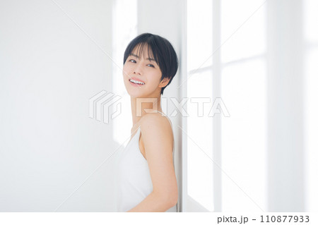 窓辺の女性 110877933