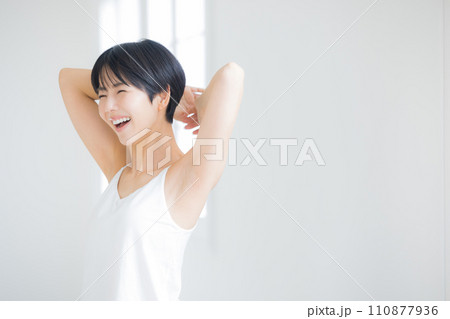 窓辺の女性 窓辺の女性 110877936