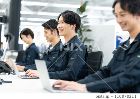 オフィスで働くエンジニア 110878211