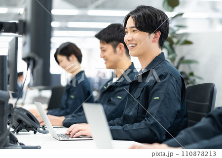 オフィスで働くエンジニア オフィスで働くエンジニア 110878213