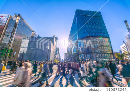 日本の東京都市景観 JN.1に置き換わり・銀座・数寄屋橋。コロナ禍前の賑わい…光と影…＝1月14日 110878245