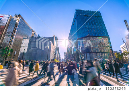 日本の東京都市景観 JN.1に置き換わり・銀座・数寄屋橋。コロナ禍前の賑わい…光と影…＝1月14日 110878246