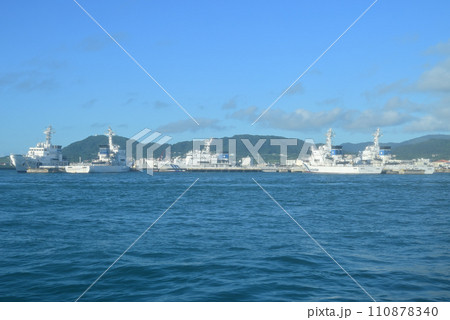 石垣海上保安部の桟橋遠景 110878340