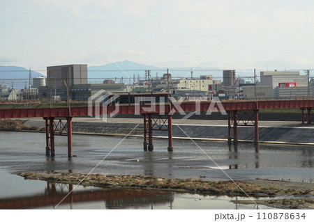 大和川と阪堺線の電車の風景 大和川と阪堺線の電車の風景 110878634