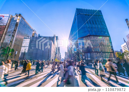 日本の東京都市景観 光と影…銀座・数寄屋橋。コロナ禍前の賑わい…希望の光…＝令和6年1月14日 110879872