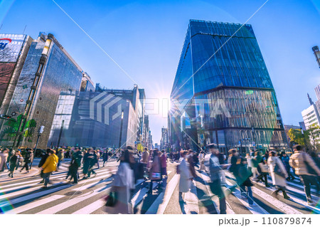 日本の東京都市景観 光と影…銀座・数寄屋橋。コロナ禍前の賑わい…希望の光…＝令和6年1月14日 110879874