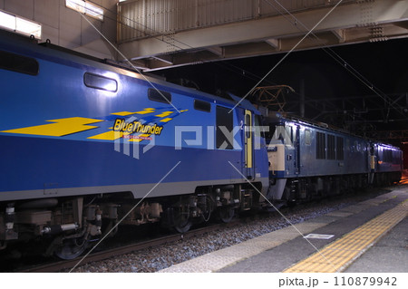 夜の駅に停車するEF64重連+EH200の通称「お年玉回送列車」_2024/1/3撮影 110879942