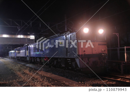 夜の駅に停車するEF64重連+EH200の通称「お年玉回送列車」_2024/1/3撮影 110879943