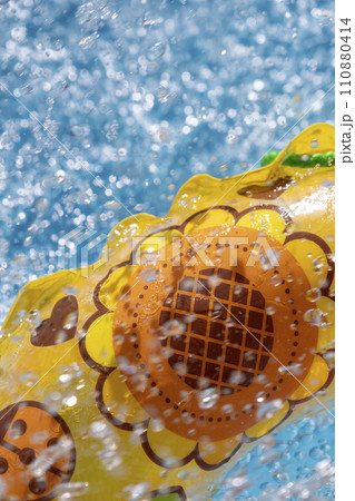 はじける水面 夏色イメージ はじける水面 夏色イメージ 110880414