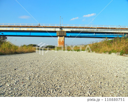 河川敷から見る江戸川に架かる秋の流山橋風景 110880751
