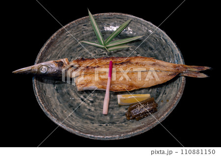 カマス干物　梭子魚の開き　黒背景　俯瞰 110881150